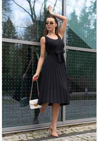 Merribel - Sukienka na Szerokich Ramiączkach z Plisowanym Dołem - Czarna. Kolor: czarny. Materiał: poliester, elastan. Długość rękawa: na ramiączkach