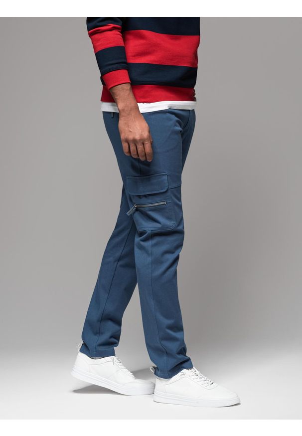 Ombre Clothing - Męskie spodnie cargo STRAIGHT LEG z zapinanymi na zamek kieszeniami – ciemnoniebieskie V1. Kolor: niebieski. Materiał: bawełna, elastan, materiał. Styl: elegancki