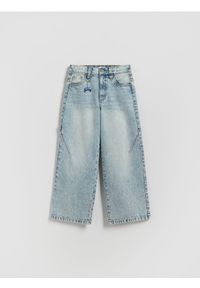 Reserved - Jeansy baggy z brelokiem - niebieski. Kolor: niebieski #1