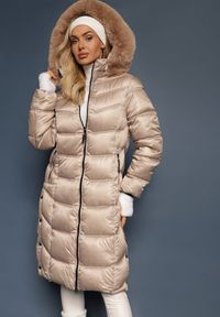 Renee - Beżowa Kurtka Płaszcz za Kolano z Pikowaniem i Odpinanym Kapturem Calarin. Kolor: beżowy. Materiał: zamsz, futro. Długość: długie. Sezon: zima. Styl: elegancki #3