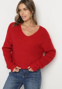 Born2be - Czerwony Sweter z Dodatkiem Wełny i Trójkątnym Dekoltem Esmina. Okazja: na co dzień. Kolor: czerwony. Materiał: wełna. Styl: klasyczny, casual, elegancki