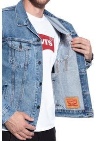 Levi's® - KURTKA JEANSOWA LEVI’S PRIDE COMMUNITY LGBTQIA+ TRUCKER JACKET 723340290. Okazja: na imprezę. Typ kołnierza: kaptur. Kolor: niebieski. Materiał: jeans. Wzór: haft, aplikacja, napisy, nadruk. Sezon: lato. Styl: klasyczny #3