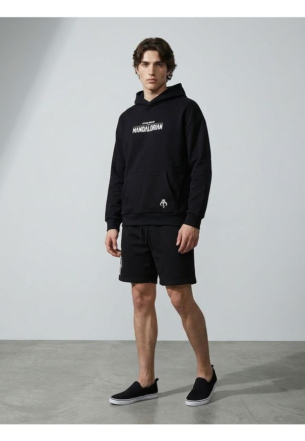 Sinsay - Szorty comfort Star Wars The Mandalorian - czarny. Kolor: czarny. Wzór: motyw z bajki