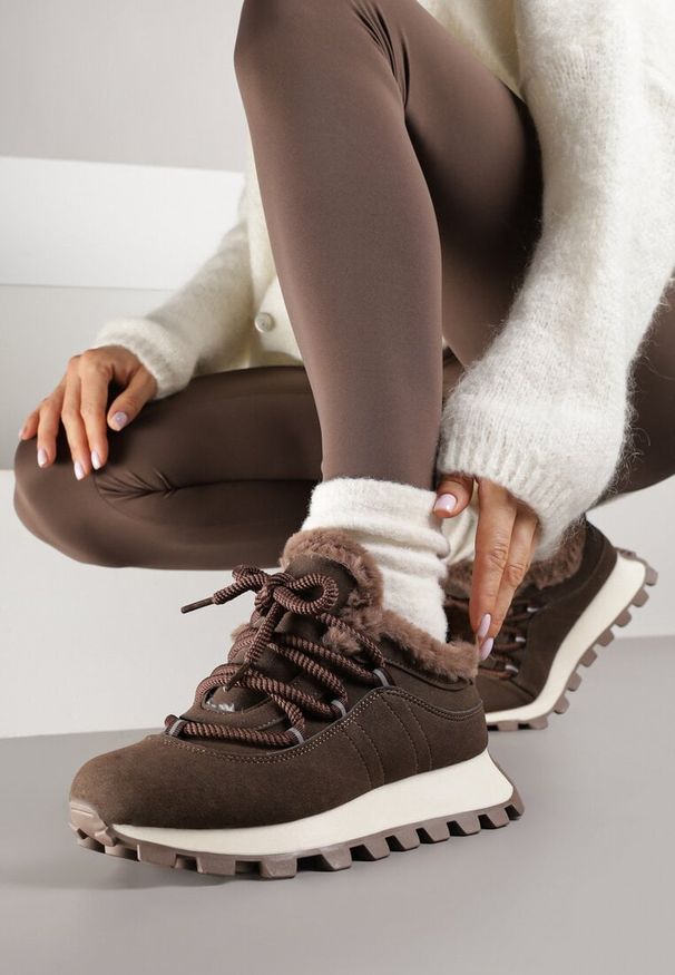 Renee - Brązowe Sneakersy Typu Śniegowce na Tłoczonej Platformie Sierrna. Okazja: na co dzień, na spacer. Kolor: brązowy. Materiał: skóra. Sezon: zima. Obcas: na platformie. Sport: turystyka piesza