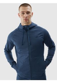 4f - 4F Bluza treningowa regular szybkoschnąca męska - granatowa XXL. Typ kołnierza: kaptur, kołnierzyk stójkowy. Kolor: niebieski. Materiał: materiał, dzianina, syntetyk, włókno, jersey, elastan. Długość rękawa: raglanowy rękaw. Wzór: gładki, jednolity, ze splotem. Styl: sportowy. Sport: fitness