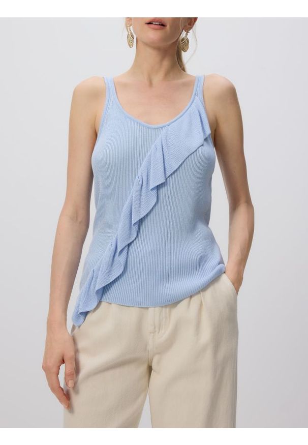 Reserved - Top z falbaną - jasnoniebieski. Kolor: niebieski. Materiał: prążkowany, wiskoza, dzianina. Styl: klasyczny