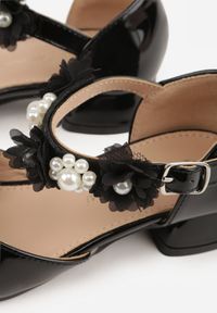 Born2be - Czarne Eleganckie Sandały Czółenka na Niskim Słupku z Kwiatową Aplikacją Hialea. Okazja: na uczelnię, na komunię. Kolor: czarny. Wzór: aplikacja, kwiaty. Styl: elegancki #2