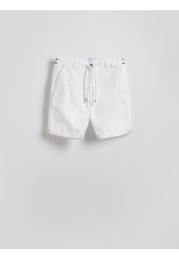 Reserved - Szorty slim fit - biały. Kolor: biały. Materiał: bawełna, tkanina