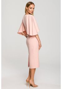 Sukienki.shop - Sukienka elegancka ołówkowa z szerokimi rękawami pudrowa z pelerynką. Okazja: na wesele, na komunię, na ślub cywilny. Typ sukienki: ołówkowe. Styl: elegancki