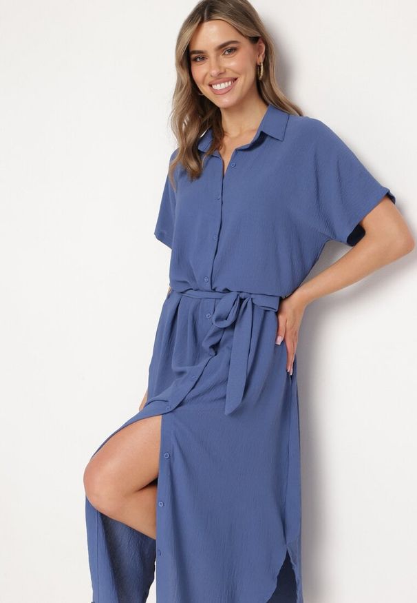 Born2be - Granatowa Sukienka Wiskozowa o Luźnym Koszulowym Kroju Wiązana w Talii Rionella. Kolor: niebieski. Materiał: wiskoza. Długość rękawa: krótki rękaw. Sezon: lato. Typ sukienki: koszulowe. Styl: klasyczny