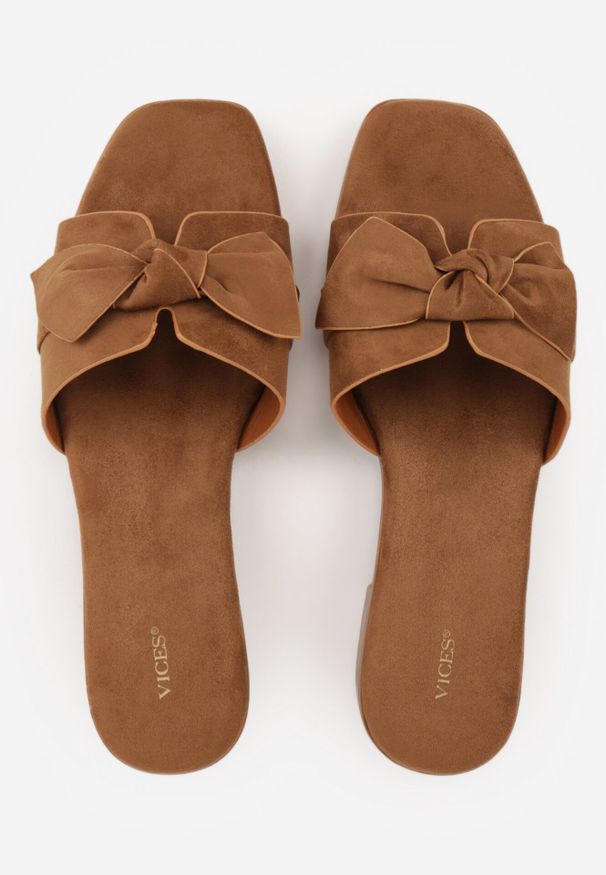Born2be - Jasnobrązowe Klapki VICES z Imitacji Zamszu z Kokardą na Niskim Obcasie Imperiale. Okazja: do pracy, na co dzień, na spotkanie biznesowe. Kolor: brązowy. Materiał: zamsz. Wzór: haft, gładki. Obcas: na obcasie. Styl: elegancki, biznesowy, casual. Wysokość obcasa: niski