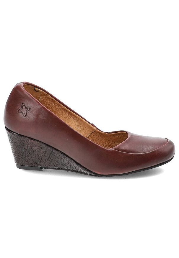 Bordowe Czółenka Maciejka Damskie Półbuty Na Koturnie. Okazja: na spacer, na co dzień. Kolor: czerwony. Materiał: materiał. Obcas: na koturnie. Styl: elegancki, casual, klasyczny. Wysokość obcasa: średni