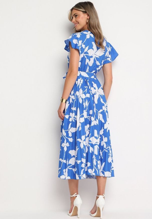 Born2be - Niebiesko-Biała Kopertowa Plisowana Sukienka z Gumką i Paskiem w Talii Denevia. Okazja: na co dzień. Kolor: niebieski. Długość rękawa: krótki rękaw. Typ sukienki: kopertowe. Styl: casual