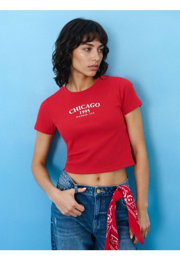 Sinsay - Prążkowana koszulka z napisem - czerwony. Kolor: czerwony. Materiał: prążkowany. Wzór: napisy