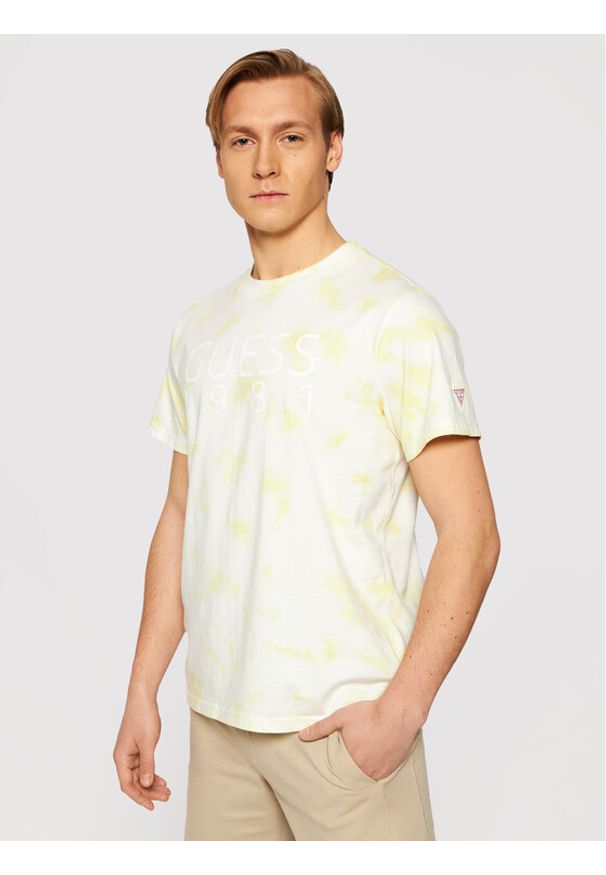 Guess T-Shirt M1RI62 K8FQ0 Żółty Slim Fit. Kolor: żółty. Materiał: bawełna