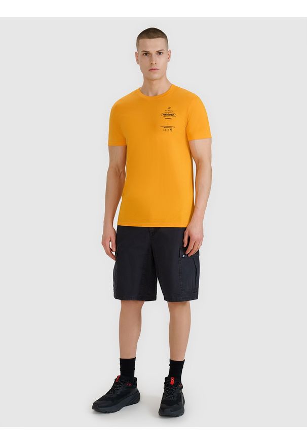 4f - 4F T-shirt regular z nadrukiem męski - pomarańczowy XL. Okazja: na co dzień. Kolor: pomarańczowy. Materiał: dzianina, bawełna, jersey. Długość rękawa: krótki rękaw. Długość: krótkie. Wzór: nadruk. Styl: klasyczny, sportowy, casual