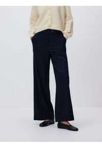 Reserved - Spodnie z kantem - granatowy. Kolor: niebieski. Materiał: tkanina, wiskoza #1