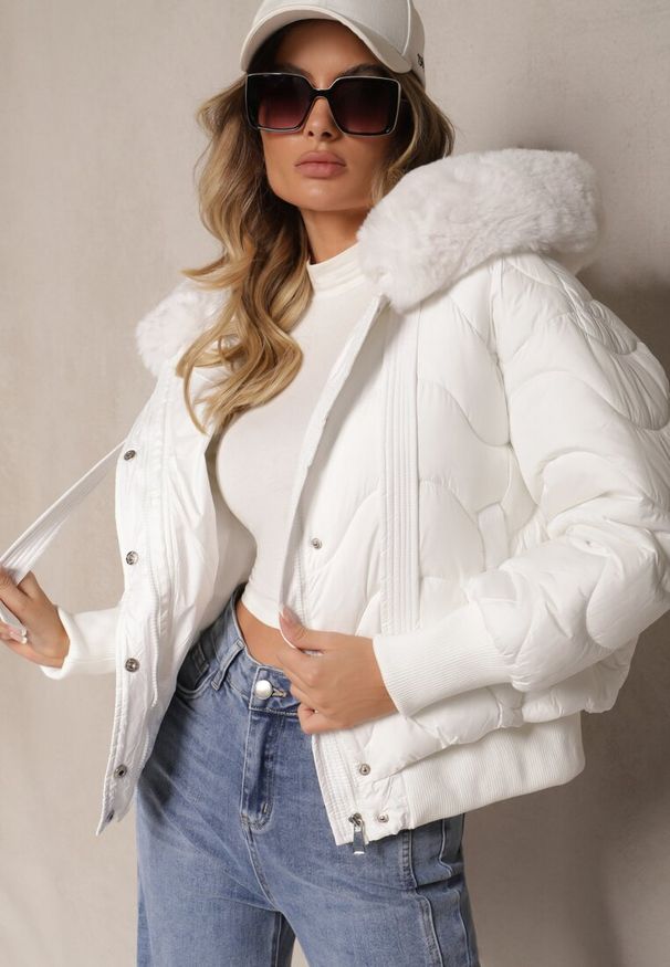 Renee - Biała Kurtka Pikowana z Kapturem Ściągaczami i Futrem Tarnea. Okazja: na co dzień. Typ kołnierza: kaptur. Kolor: biały. Materiał: futro. Styl: elegancki, casual