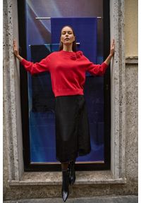 MOODO - Sweter z różą czerwony. Kolor: czerwony. Materiał: akryl, poliester, elastan #1