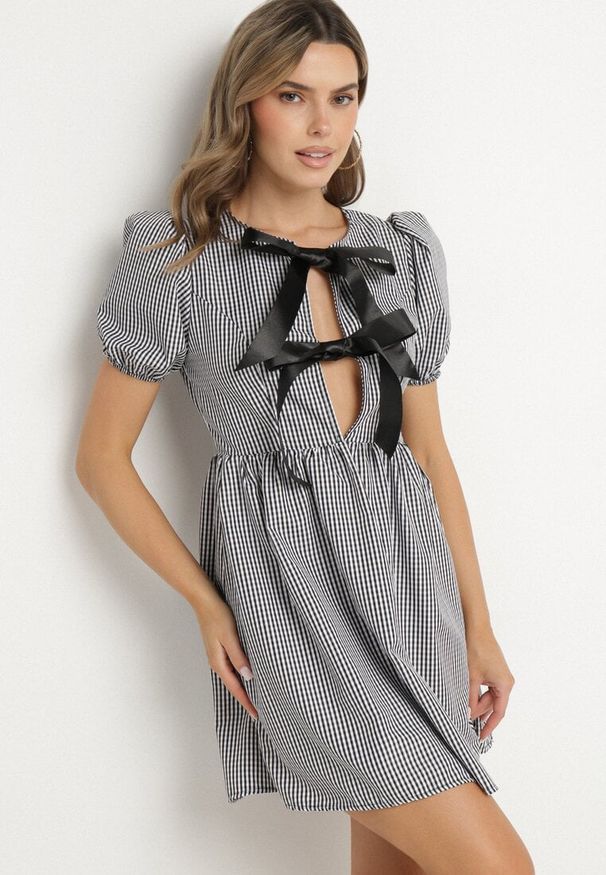 Born2be - Czarna Rozkloszowana Sukienka w Kratkę Vichy w Stylu Retro z Wiązaniem Telionea. Okazja: na co dzień. Kolor: czarny. Wzór: kratka. Typ sukienki: rozkloszowane. Styl: retro