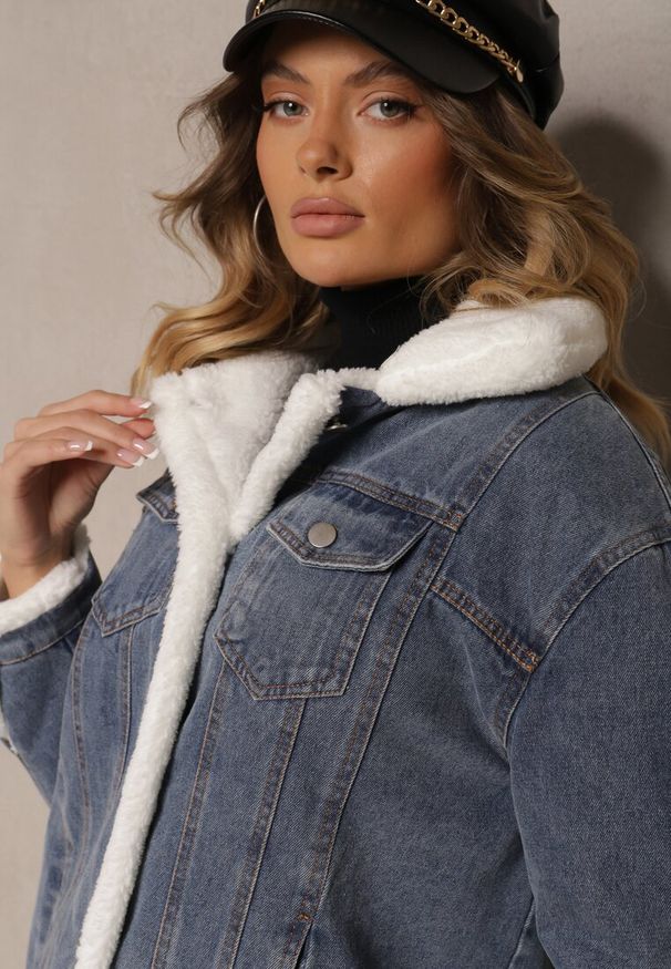 Renee - Niebieska Kurtka z Jeansu z Bawełną Mocno Ocieplana Futrem Nyreti. Okazja: na co dzień. Kolor: niebieski. Materiał: futro, jeans, bawełna. Sezon: zima, jesień. Styl: casual