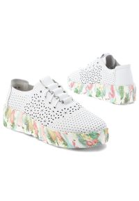 Półbuty damskie Artiker, cholewka ze skóry naturalnej perforowana konstrukcja z klasycznym sznurowaniem podwyższona podeszwa o dekoracyjnej strukturz. Okazja: na co dzień. Zapięcie: sznurówki. Kolor: biały. Materiał: skóra. Szerokość cholewki: normalna. Wzór: kwiaty, ażurowy. Sezon: lato. Sport: turystyka piesza #2