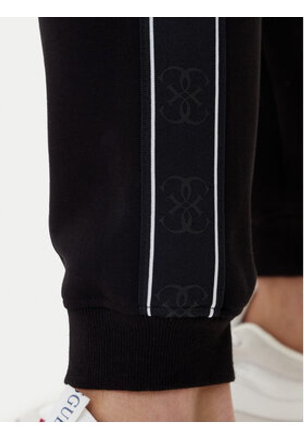 Guess Spodnie dresowe Mickey Z2YB09 KB3P2 Czarny Regular Fit. Kolor: czarny. Materiał: bawełna, syntetyk