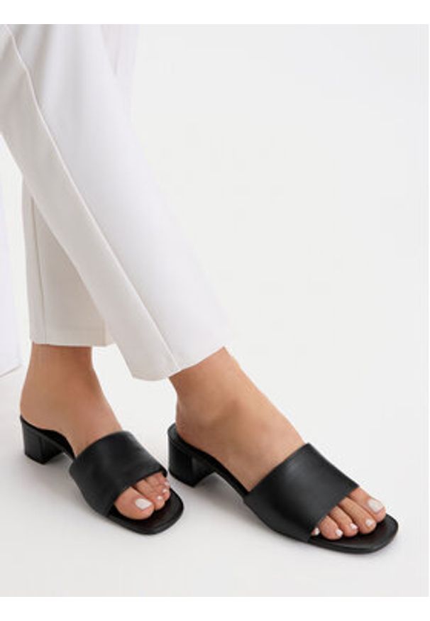 Gino Rossi - GINO ROSSI Klapki C-V2399L-1-1 Czarny. Kolor: czarny. Materiał: skóra