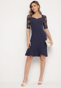 Born2be - Granatowa Asymetryczna Sukienka Vices o Dopasowanym Kroju z Koronką Natifese. Okazja: na co dzień. Typ kołnierza: dekolt kwadratowy. Kolor: niebieski. Materiał: koronka. Wzór: koronka. Typ sukienki: asymetryczne. Styl: casual, elegancki, klasyczny #6