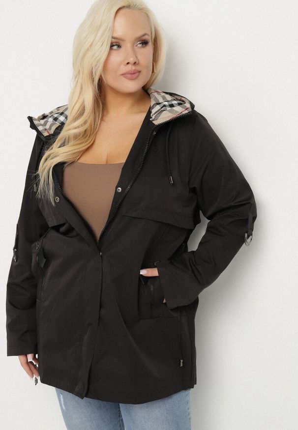 Born2be - Czarna Kurtka Parka z Kapturem i Kieszeniami Eradilla. Okazja: na spacer, na co dzień. Typ kołnierza: kaptur. Kolekcja: plus size. Kolor: czarny. Długość rękawa: długi rękaw. Długość: długie. Wzór: aplikacja. Styl: klasyczny, casual, elegancki
