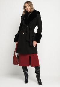 Born2be - Czarny Elegancki Płaszcz o Dwurzędowym Kroju z Futerkiem Landrie. Okazja: na co dzień. Kolor: czarny. Materiał: futro. Styl: elegancki #5