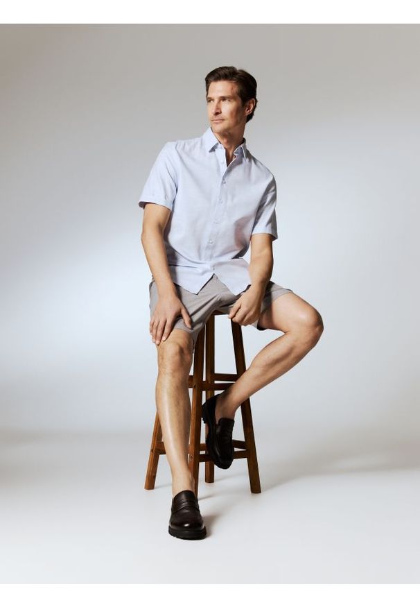 Reserved - Elegancka koszula regular fit - jasnoniebieski. Kolor: niebieski. Materiał: bawełna, tkanina. Styl: elegancki