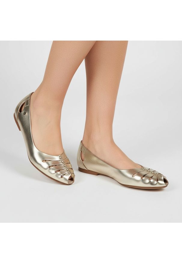Złote Półbuty Armodo Stylowe Obuwie Damskie. Okazja: na co dzień, na spotkanie biznesowe, do pracy. Kolor: złoty. Materiał: skóra. Styl: elegancki
