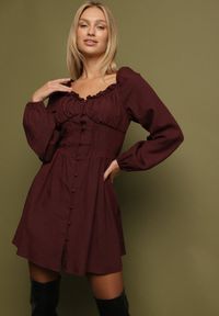 Born2be - Brązowa Sukienka Hiszpanka Vices z Gorsetową Talią i Bufiastymi Rękawami Resana. Okazja: na co dzień. Typ kołnierza: dekolt hiszpanka, dekolt gorset. Kolor: brązowy. Materiał: bawełna. Typ sukienki: gorsetowe. Styl: casual #5