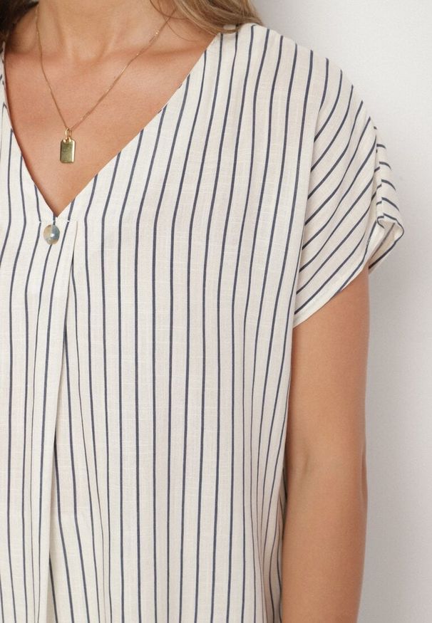 Born2be - Biało-Granatowa Bawełniana Bluzka z Guzikiem i Paskami Kolarira. Okazja: na co dzień. Kolor: biały. Materiał: bawełna. Długość rękawa: krótki rękaw. Długość: krótkie. Wzór: paski. Styl: casual, klasyczny