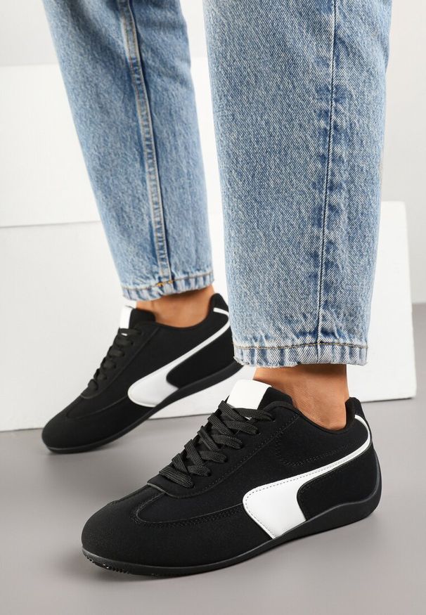 Renee - Czarne Sneakersy Typu Klasyczne Tenisówki Zelritia. Okazja: na spotkanie biznesowe, na co dzień. Kolor: czarny. Materiał: jeans. Szerokość cholewki: normalna. Wzór: aplikacja