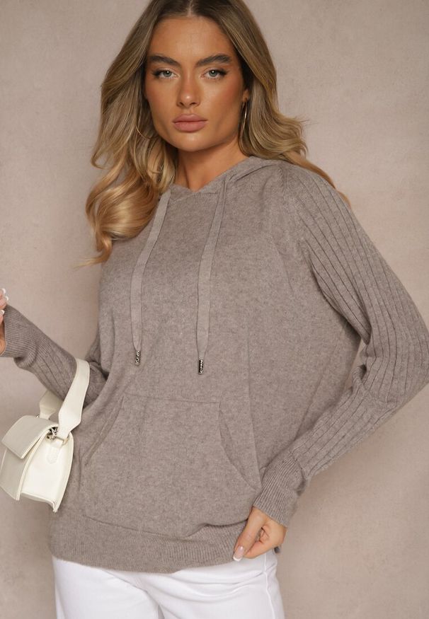 Renee - Ciemnobrązowy Sweter z Wiskozą i Kaszmirem oraz z Kapturem Nerolin. Okazja: na co dzień, na spacer. Typ kołnierza: kaptur. Kolor: brązowy. Materiał: wiskoza, kaszmir. Styl: casual, elegancki