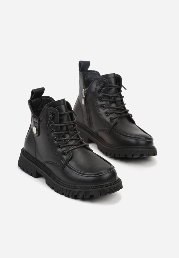 Born2be - Czarne Botki w Stylu Workerów z Metaliczną Ozdobą Vessia. Okazja: na co dzień. Kolor: czarny. Materiał: jeans. Wzór: aplikacja. Styl: casual