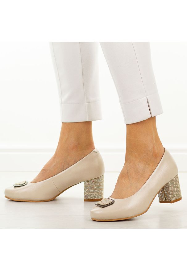 POTOCKI - Beżowe skórzane czółenka damskie Potocki 19411. Okazja: na ślub cywilny, na wesele, na imprezę. Nosek buta: okrągły. Kolor: beżowy. Szerokość cholewki: normalna. Materiał: skóra. Sezon: wiosna, jesień, lato. Obcas: na obcasie. Styl: elegancki, klasyczny, wizytowy. Wysokość obcasa: średni