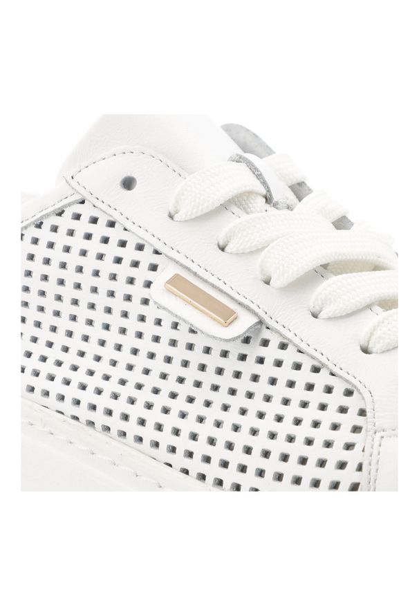 Sneakersy damskie Armodo, cholewka ze skóry naturalnej perforowana konstrukcja zapewniająca przewiewność klasyczne sznurowanie, białe, DS-777. Zapięcie: sznurówki. Kolor: biały. Materiał: skóra. Szerokość cholewki: normalna. Wzór: ażurowy. Styl: klasyczny