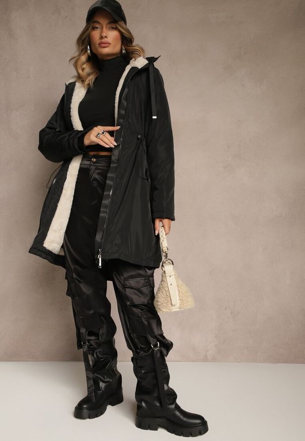 Renee - Czarna Kurtka Parka w Stylu Casual Ocieplana Futerkiem Olleania. Okazja: na co dzień. Kolor: czarny. Materiał: futro. Wzór: aplikacja. Styl: casual