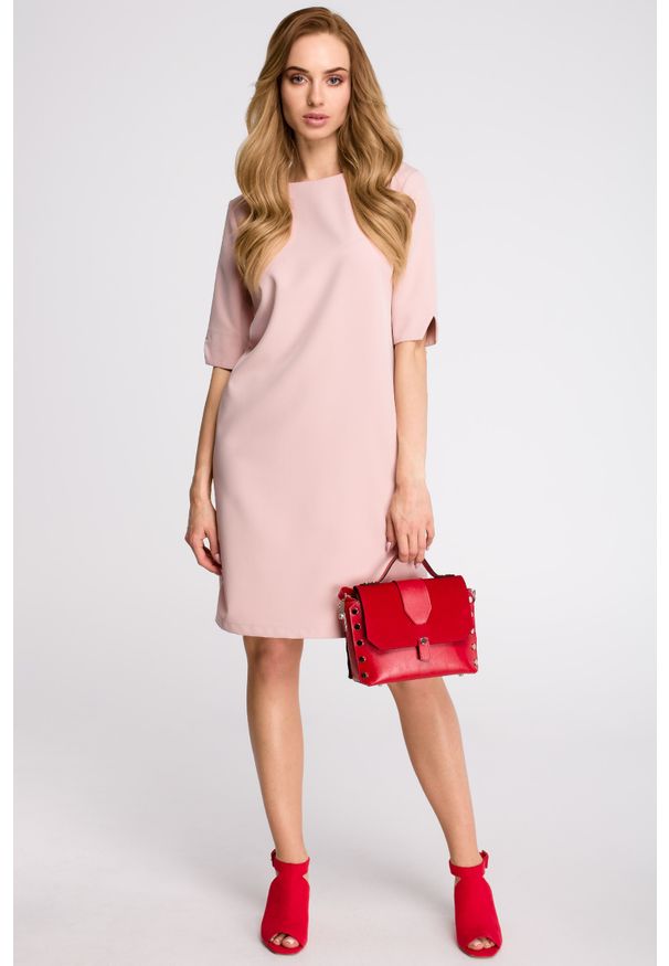 Stylove - Elegancka sukienka trapezowa midi z dekoltem V z tyłu gładka różowa. Kolor: różowy. Wzór: gładki. Typ sukienki: trapezowe. Styl: elegancki. Długość: midi
