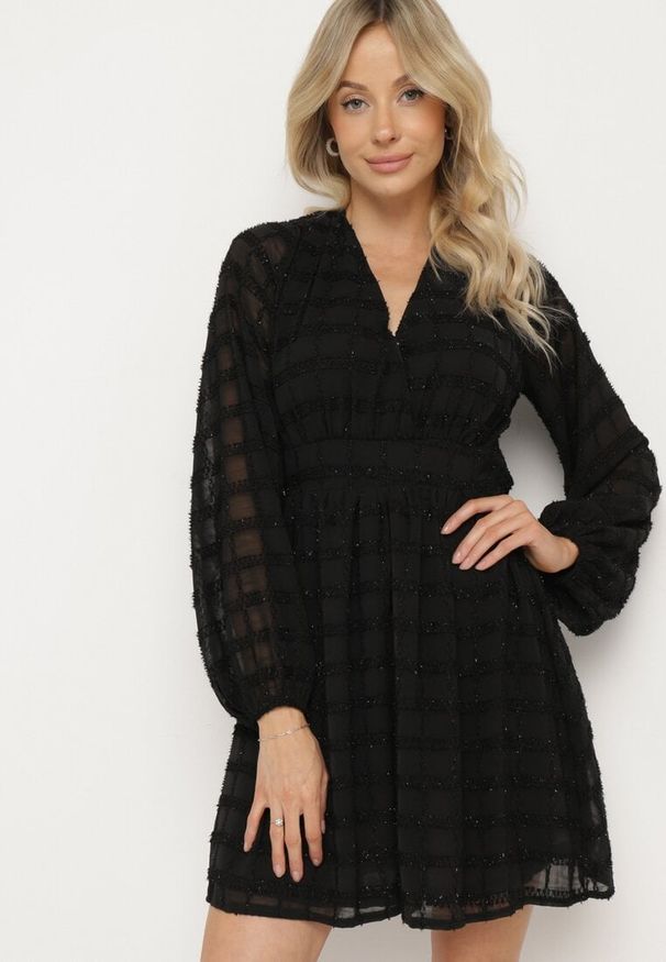 Born2be - Czarna Błyszcząca Sukienka o Rozkloszowanym Kopertowym Kroju z Odkrytymi Plecami Issanea. Okazja: na co dzień. Kolor: czarny. Materiał: skóra. Wzór: aplikacja. Typ sukienki: kopertowe. Styl: casual, rockowy, elegancki