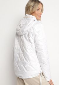 Born2be - Biała Kurtka Pikowana z Odpinanym Kapturem i Ściągaczami po Bokach Nusarianis. Okazja: na co dzień, na spacer. Kolor: biały. Materiał: jeans. Długość rękawa: długi rękaw. Długość: długie. Styl: casual, elegancki #4