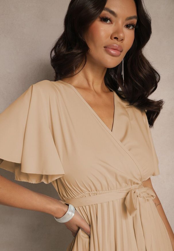 Renee - Ciemnobeżowa Sukienka Wiązana w Talii z Plisowaniem na Dole Dorseki. Kolor: beżowy. Typ sukienki: plisowane. Styl: elegancki, klasyczny