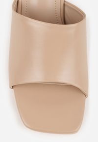 Born2be - Ciemnobeżowe Minimalistyczne Klapki na Słupku z Odkrytym Kwadratowym Noskiem Monaera. Okazja: na co dzień, na ślub cywilny, na wesele. Kolor: beżowy. Wzór: gładki. Obcas: na słupku. Styl: casual, elegancki #9