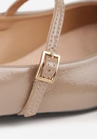 Born2be - Ciemnobeżowe Lakierowane Balerinki Vices ze Skórzaną Wkładką i Paskiem Timaelle. Okazja: na co dzień. Zapięcie: pasek. Kolor: beżowy. Materiał: skóra, lakier. Styl: casual, elegancki #2