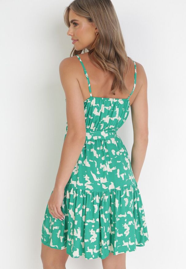 Born2be - Zielona Wiskozowa Sukienka Mini na Ramiączkach z Gumką w Pasie Bloonits. Typ kołnierza: dekolt kopertowy. Kolor: zielony. Materiał: wiskoza. Długość rękawa: na ramiączkach. Typ sukienki: rozkloszowane, kopertowe. Długość: mini