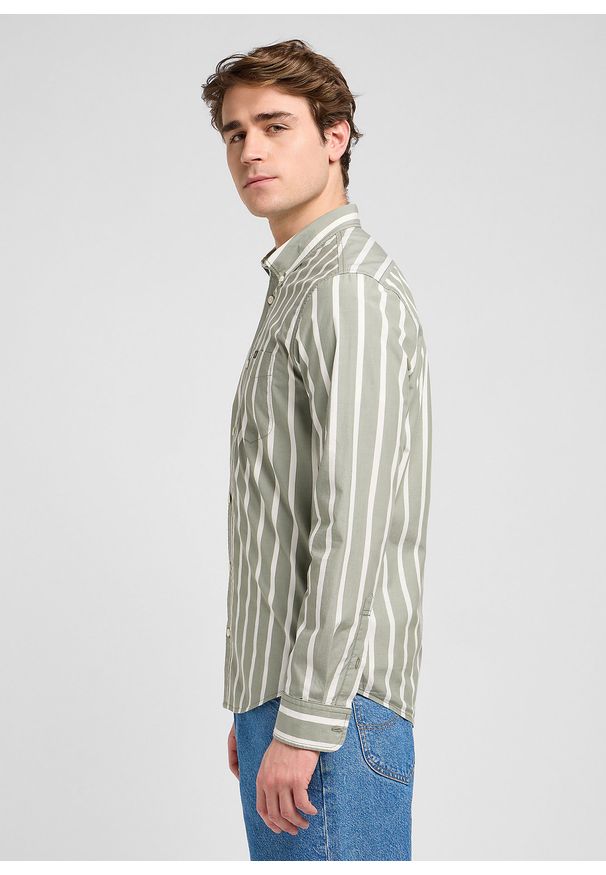 Lee - MESKA KOSZULA LEE BUTTON DOWN OLIVE STONE STRIPE 112370546. Typ kołnierza: button down