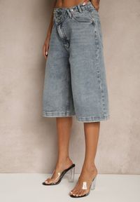 Renee - Niebieskie Asymetryczne Szorty Jeansowe Typu Bermudy Lilista. Okazja: na co dzień, na imprezę, na spacer. Stan: podwyższony. Kolor: niebieski. Materiał: jeans. Długość: długie. Sezon: lato. Styl: elegancki, casual #4